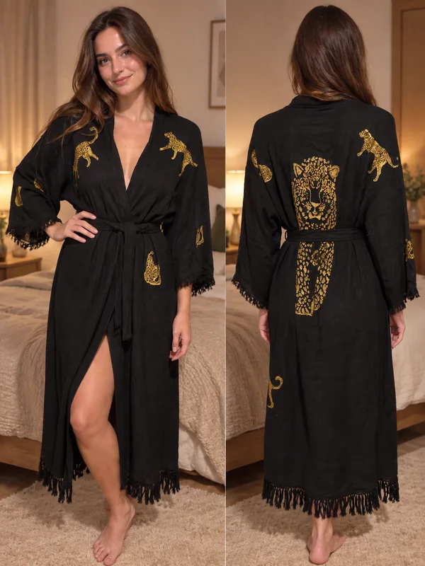 Muslīna halāts ar zeltītu zīmējumu.One size izmērs (apkārtmērs-140 cm).100 % kokvilna.Cena-48 eur/PĀRDOTS