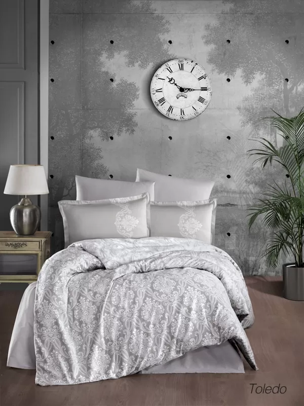 Satīns de Luxe/TOLEDO/
palags 240x260 cm/virspalags 200x220 cm un 4 gab spilvendrānas 50x70 cm/100% kokvilnas satīns&nbsp;/108 eur