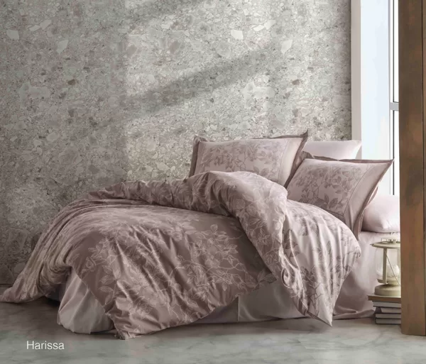 Satīns de Luxe/HARISSA/
palags 240x260 cm/virspalags 200x220 cm un 4 gab spilvendrānas 50x70 cm/100% kokvilnas satīns&nbsp;/108 eur