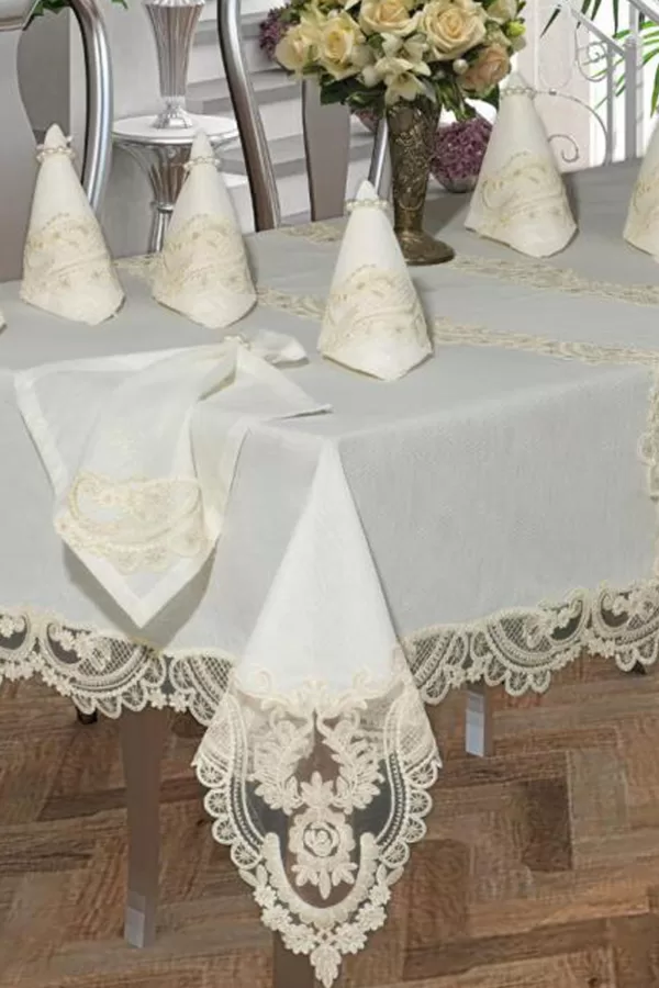 CD 15 Galdauts 160x250 cm , celiņš 40x145 cm, 12 salvetes ar gredzeniem 35x35 cm , 49 eur