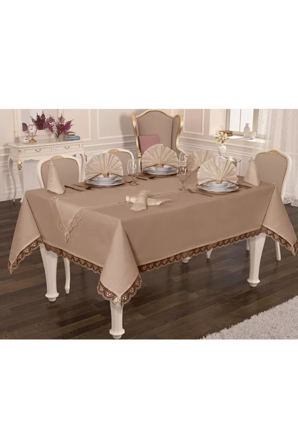 CD 17 Galdauts 160x220 cm , celiņš 45x140 cm, 12 salvetes ar gredzeniem 35x35 cm , 25 eur