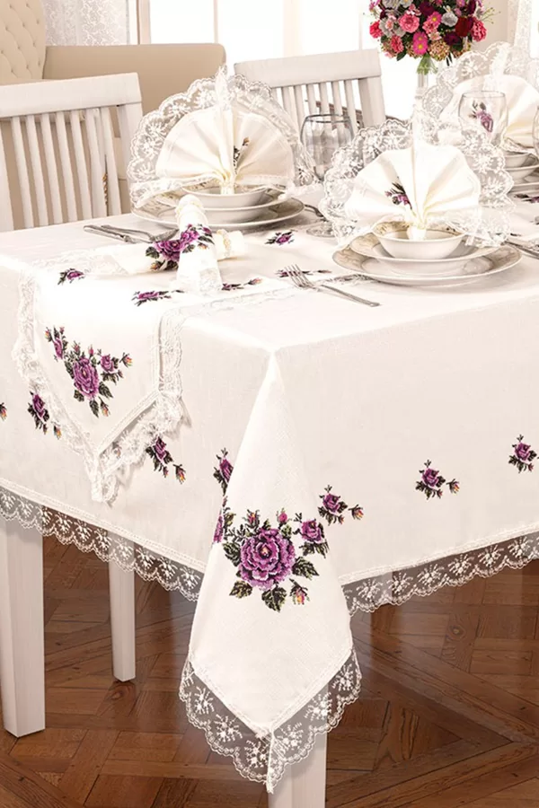 CD 18 Galdauts 160x220 cm ,celiņš 35x150 cm , 8 salvetes ar gredzeniem 35x35 cm , 30 eur  