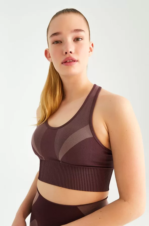 CU 003 Izmēri no XS līdz L , 67% poliamīds 28% poliesters 5% elastāns , 18 eur