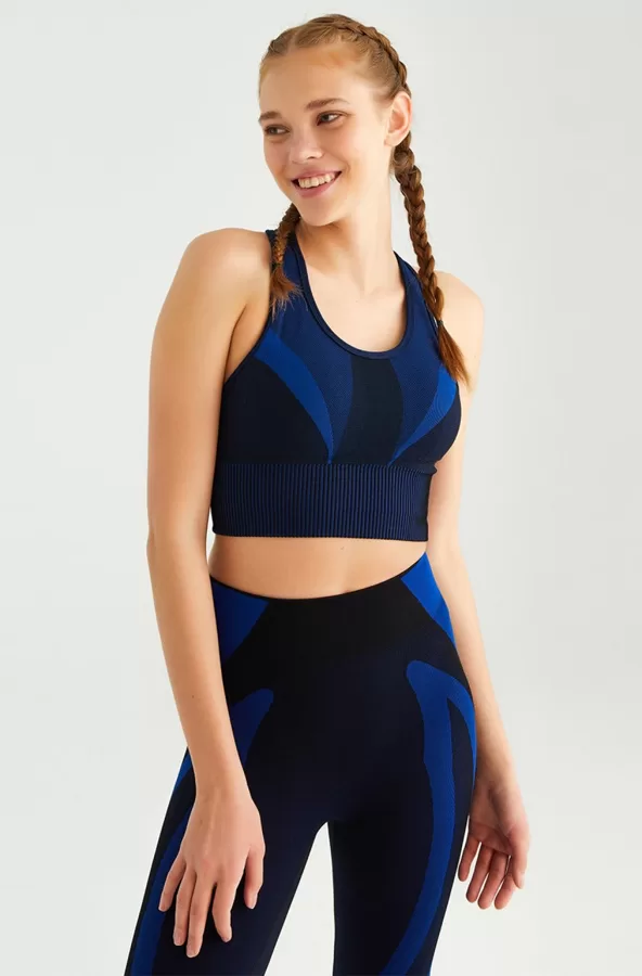 CU 004 Izmēri no XS līdz L , 67% poliamīds 28% poliesters 5% elastāns , 18 eur